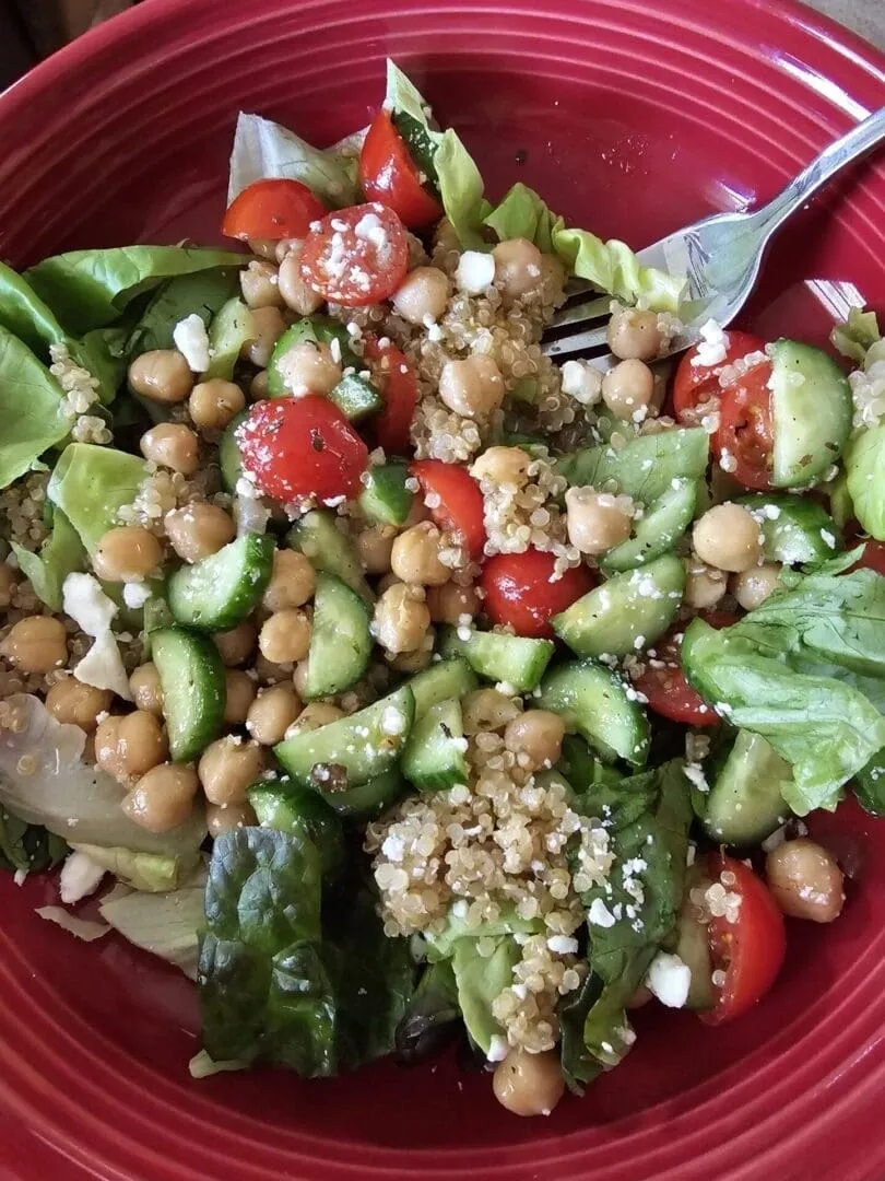 Fresh salad with chickpeas and vegetables.